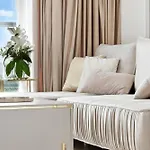 Golden Suite, River&old Town View, Free Parking Apartman