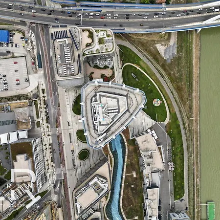 Golden Suite, River&old Town View, Free Parking דירה