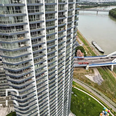 Golden Suite, River&old Town View, Free Parking דירה