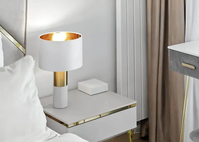 Golden Suite, River&old Town View, Free Parking 아파트