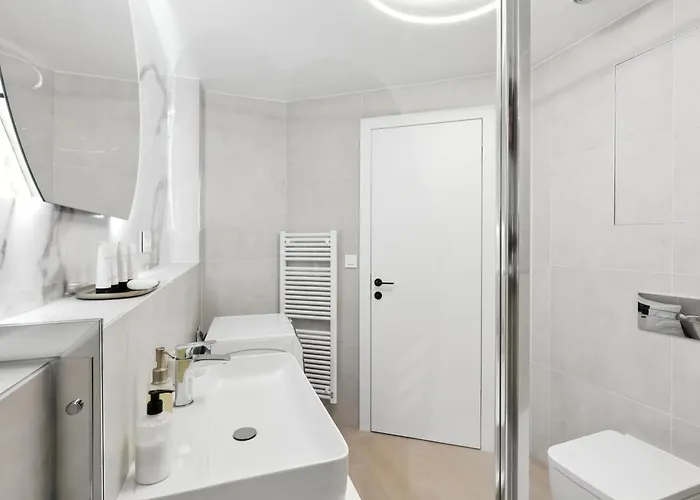 Golden Suite, River&old Town View, Free Parking Apartmán